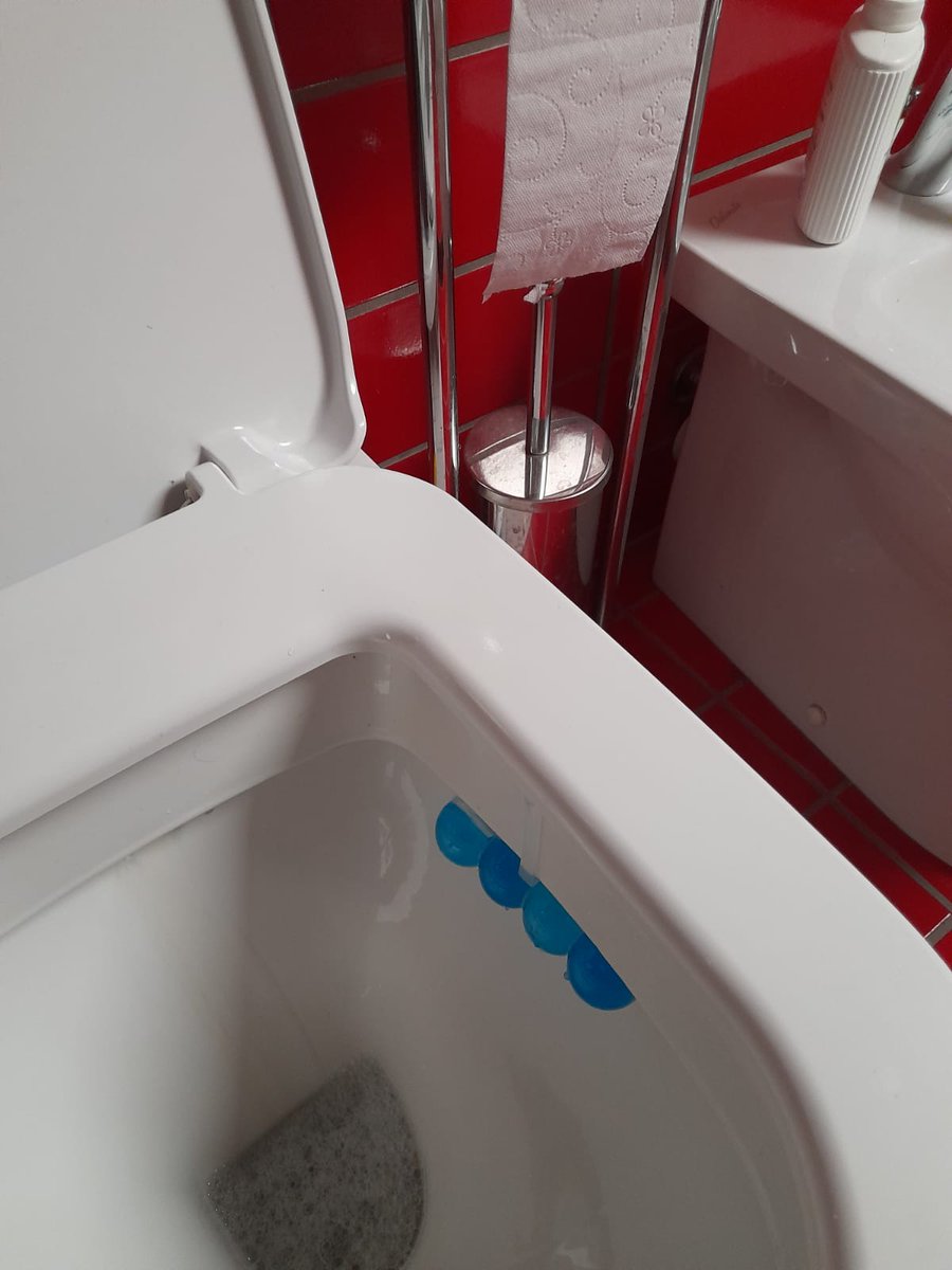 p3luc's tweet photo. Bref Brilliant Gel assicura al tuo bagno un fresco profumo, un'azione antisporco, un pulito profondo e un'extra-brillantezza: 4 funzioni per cui è veramente efficace. 
#Brefbrilliantgel #Bref @KuvutIT https://t.co/xiMJBrPyaw
