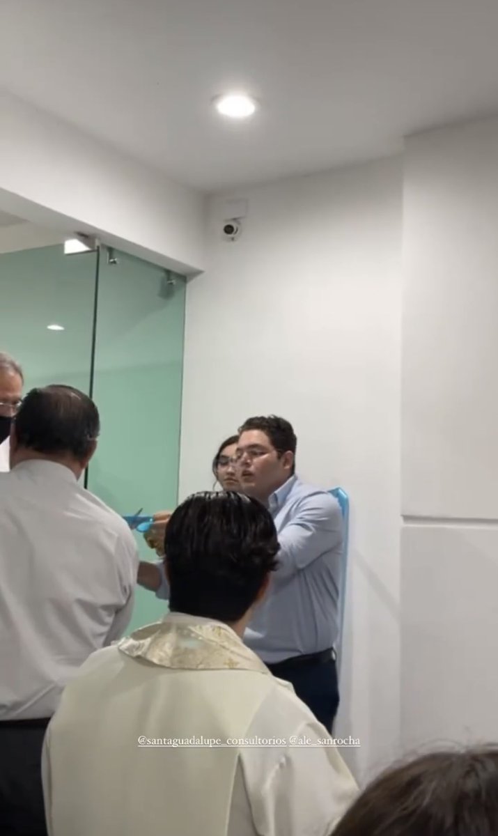 ElRochaMayor's tweet photo. Hoy, después de un año de esfuerzo y trabajo se logró abrir mi propio centro de consultorios, Santa Guadalupe 👨🏻‍⚕️ https://t.co/lY3Tg4ROBp