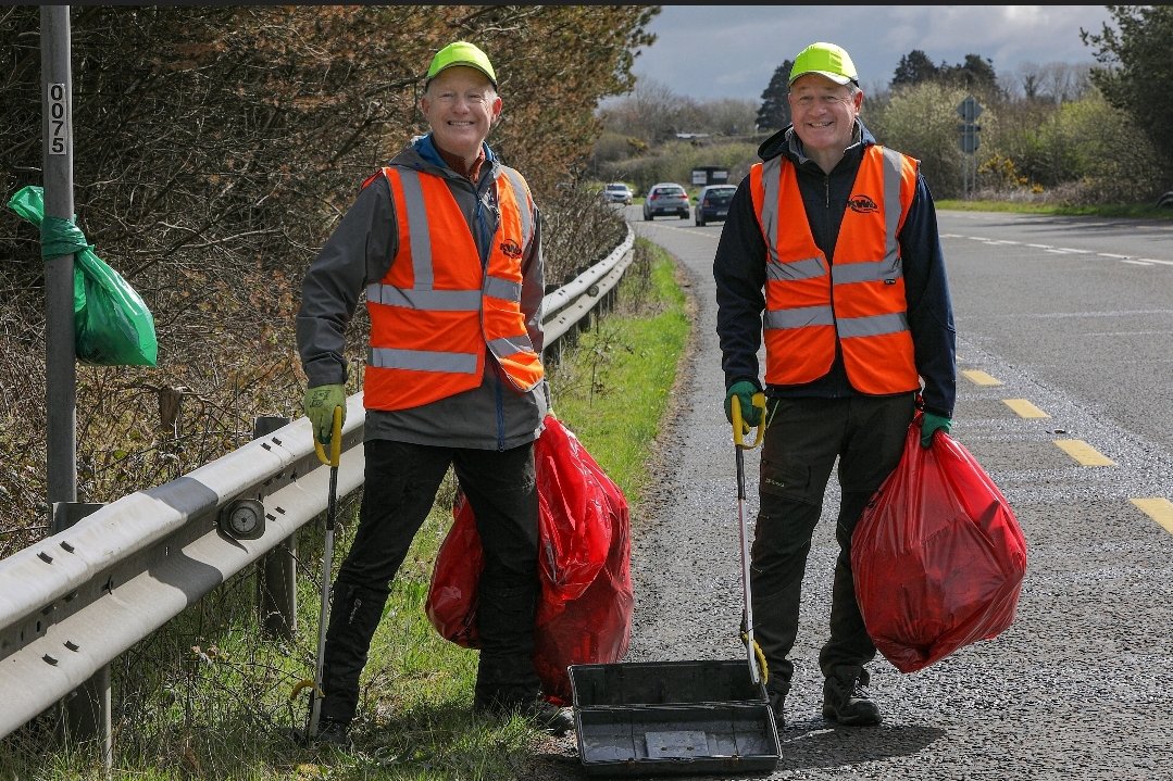 countykerry's tweet photo. A huge thank you to the thousands of volunteers who took part in the annual County Clean Up on Saturday, including some of our friends from Ukraine
A fantastic 'meitheal' effort across the county #CountyCleanUp #Kerry https://t.co/IRDgP8Pcus