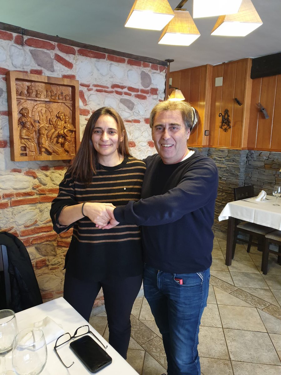 StaColomaRotary's tweet photo. Bienvenida a una nueva socia del Club, Vanesa Hernandez, insignia entregada por el past president Jesus Gimeno. La familia se sigue haciendo grande y queremos más socias. https://t.co/P1DQJYXjaz