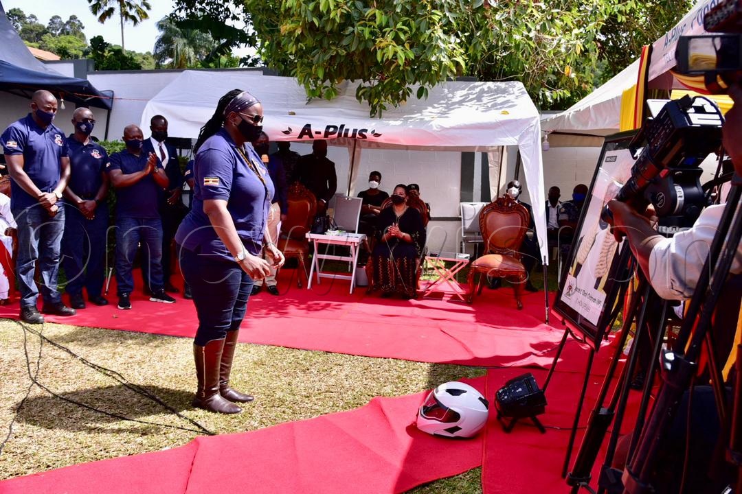 newvisionwire's tweet photo. Members of the Uganda Bikers Association have presented a white helmet to the family of the late Jacob Oulanyah, saying their colleague will ride with the angels in heaven. #RIPOulanyah #VisionUpdates
📸 @kamiriam https://t.co/7eo6jQqytM