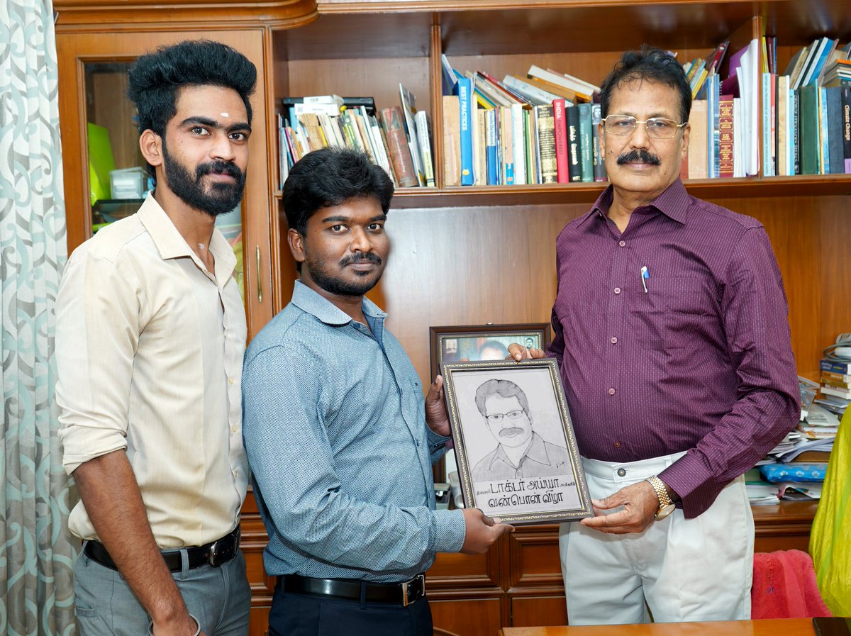tamil24pt's tweet photo. தலைவர் டாக்டர் அய்யா @DrKrishnasamy அவர்களின் 70-வது பிறந்தநாளான இன்று,

கோவை - குனியமுத்தூர், தலைவர் அவர்களின் இல்லத்தில்,

நான் என் கைவண்ணத்தில் வரைந்த
வன்பொன் விழா நினைவு (Platinum Jubilee)
வாழ்த்தோவியத்தை வழங்கி 
வாழ்த்து தெரிவித்த தருணம்... https://t.co/lFxq25wKEk