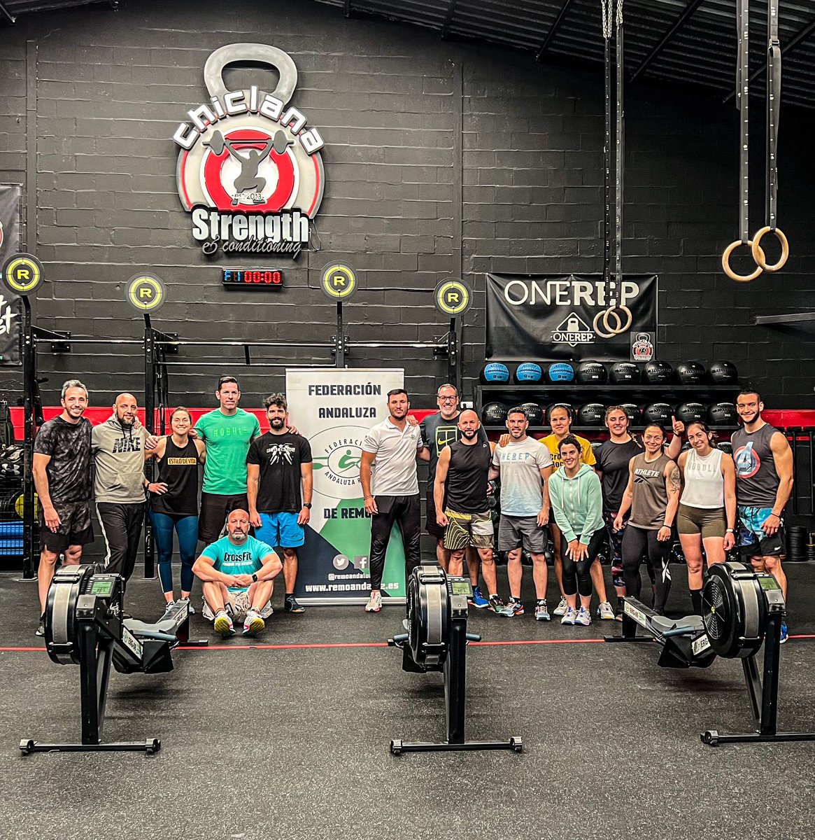 remoandaluz's tweet photo. 🚣🏻‍♂️💪🏻 Este fin de semana tocaba Masterclass de remo indoor en @CFChiclana 

Si quieres ser el próximo, infórmate 👇🏻👇🏻
https://t.co/pWnT9nfW8k https://t.co/GCWUxxf7Jz