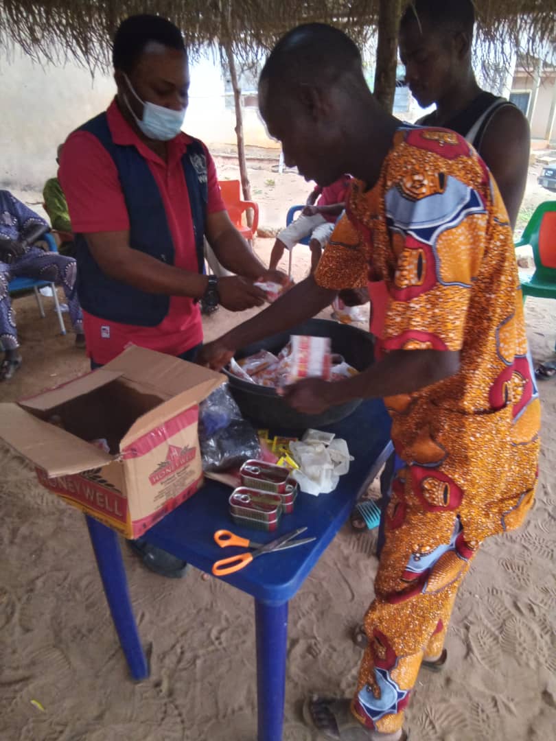 action_edo's tweet photo. Sensitization and Bait preparation by WHO Official and LGA team during Deratization activities in Uhonmora ward of Owan-west LGA.
#Lassafeverispreventable #LassafeverOBR https://t.co/hz12YLDpUW