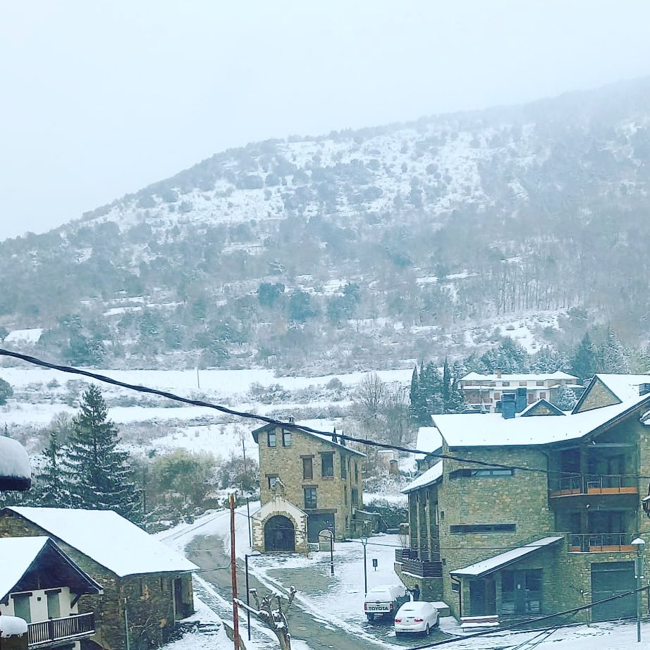 Encetem la primavera amb una enfarinada a #Tírvia ❄️❄️ En pocs mesos ja hi serem i aquest asfalt que veieu serà pràcticament l’únic que trepitjareu! ‼️ Inscripcions OBERTES a laribalera.cat
#trailrunning #pallarssobira