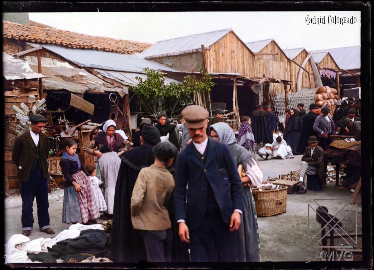 MadridColoreado's tweet photo. Puestos en la parte baja del Rastro hacia 1900. Fondo Aspiazu, AMVG. https://t.co/hrhP9zUzVR