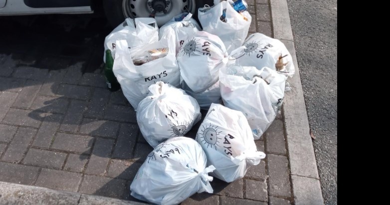 ReadingCouncil's tweet photo. 💚Well done to everyone taking part in #TheBigSpringClean
♻️Last week @ReadingCouncil staff took part in a volunteer litter pick on Dee Rd, with lots of glass now in the recycling.
We offer support for picks with equipment:
https://t.co/4wJCA2JhFW
#RAYS #LoveYourPark #rdguk https://t.co/qTG96dBdV4