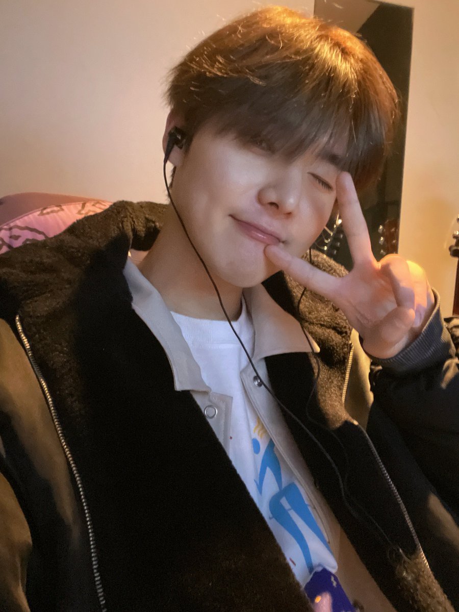 0094bbl's tweet photo. YH❤️💭[220403] 

5:10 PM
날이 디게 좋은 주말이다 그치💕
It's a great weekend, right? 💕

5:18 PM
무해 난 작업해용
what’s up? I’m working *cutely*

5:20 PM 
📸 https://t.co/1TDdC4MrnU