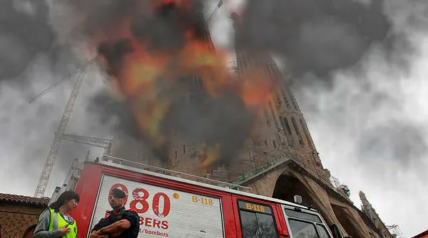 elmundotoday's tweet photo. Dos valencianos queman la Sagrada Familia creyendo que era una falla: https://t.co/dikJzc6NhH https://t.co/ULU9p2y1S5