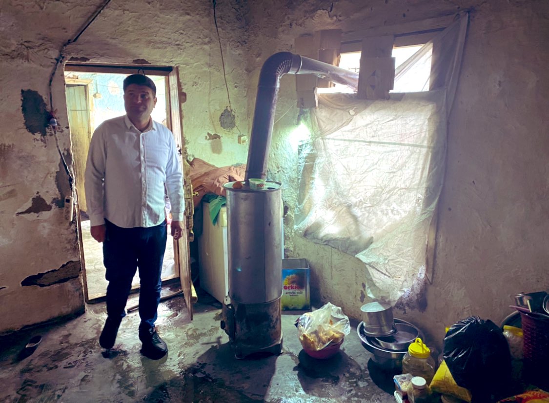 HemmedAliAslan's tweet photo. Bugüne kadar gördüğüm en YOKSUL aile

6 çocukları var

Evde halı,kilim,buzdolabı,yakacak, yiyecek bişey yok

Anne hasta,baba çöplerden kağıt topluyor

Destek olmak isteyen,gıda ya da eşya almak isteyen lütfen bize ÖZEL’den yazsın

Lütfen bu ailenin durumunu PAYLAŞALIM

#Dayanışma https://t.co/ZG29Q8EwMR