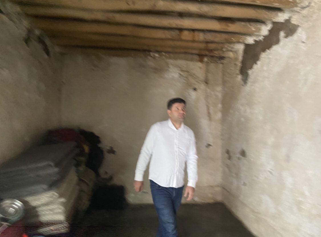 Bugüne kadar gördüğüm en YOKSUL aile

6 çocukları var

Evde halı,kilim,buzdolabı,yakacak, yiyecek bişey yok

Anne hasta,baba çöplerden kağıt topluyor

Destek olmak isteyen,gıda ya da eşya almak isteyen lütfen bize ÖZEL’den yazsın

Lütfen bu ailenin durumunu PAYLAŞALIM

#Dayanışma