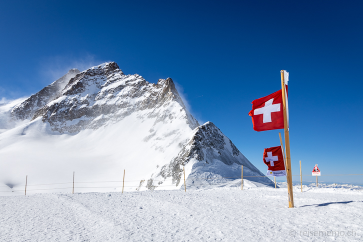 reisememo's tweet photo. Das Jungfraujoch - Top of Europe  gehört zu den spektakulärsten Ausflugszielen der Schweiz. ➡️https://t.co/CW3AA28At0 Nur schon die Anreise ist ein Erlebnis per se - und die Aussicht ... überwältigend! @Jungfraubahn_CH @JungfrauRegion @MySwitzerland_d https://t.co/K4xBMFAqrV