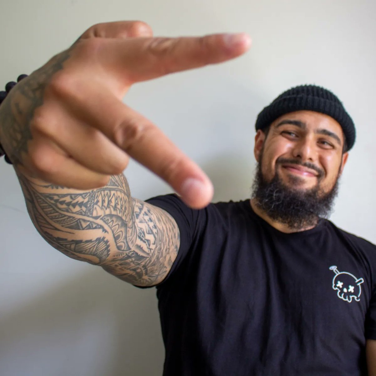 Dan__Heather's tweet photo. Hand signs , gang signs and happy times ..... Not really gang signs but call it what you want. 😂✌🏾🤙🏾🙌🏾🤦🏾‍♂️

2 second timer..... #dslr #Canon #NOFILTER #Quirkies https://t.co/yAZqpCIqr4