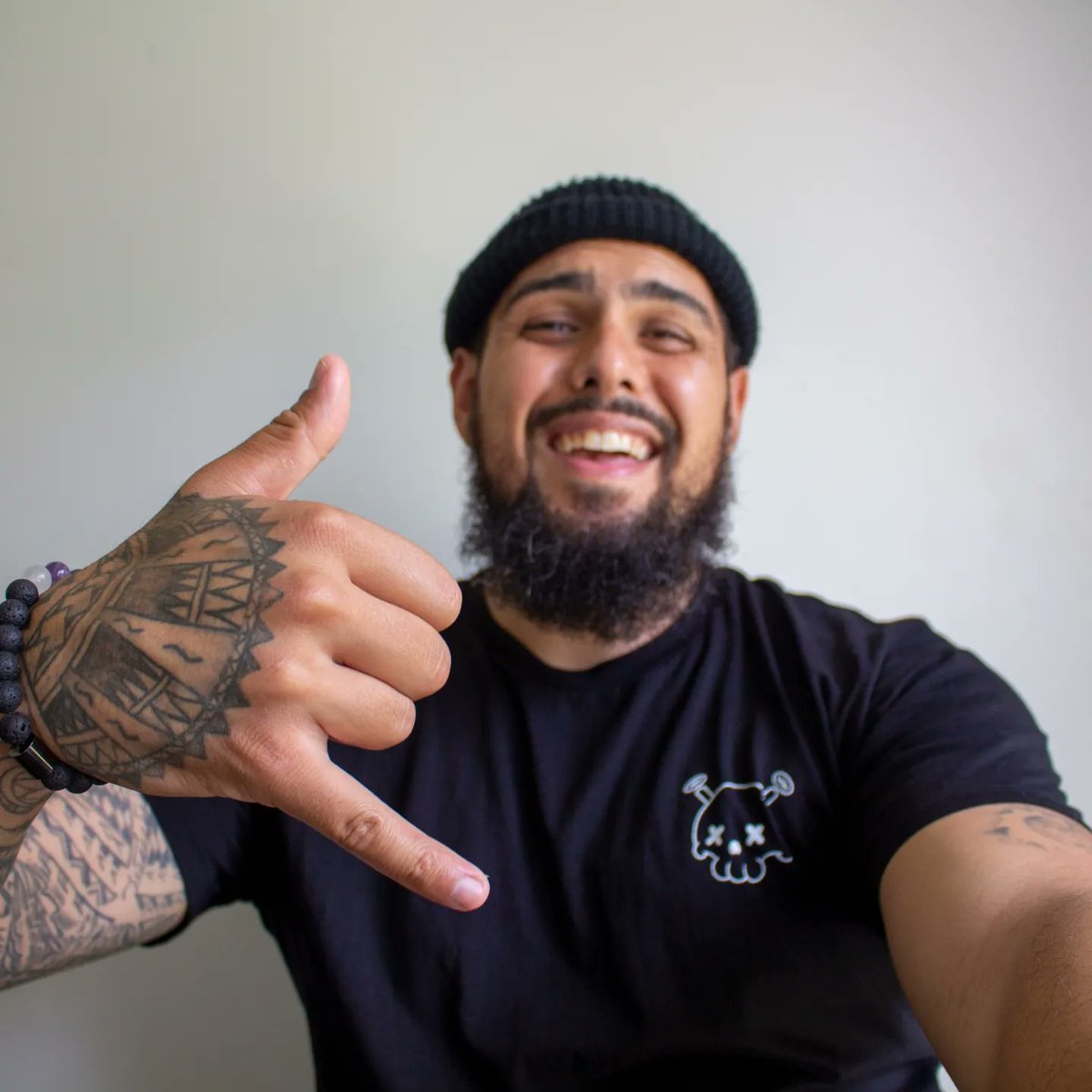 Dan__Heather's tweet photo. Hand signs , gang signs and happy times ..... Not really gang signs but call it what you want. 😂✌🏾🤙🏾🙌🏾🤦🏾‍♂️

2 second timer..... #dslr #Canon #NOFILTER #Quirkies https://t.co/yAZqpCIqr4