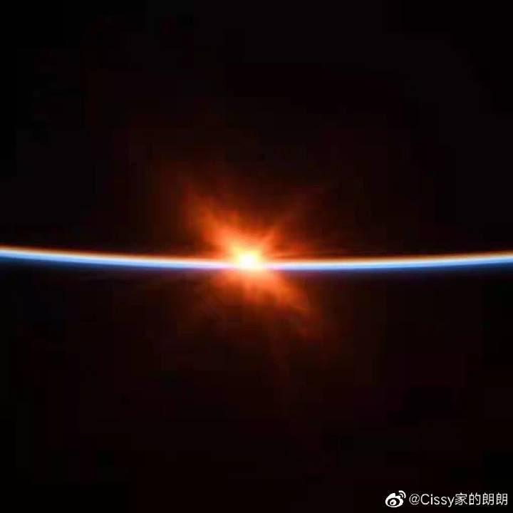 아무래도 그들을 위챗펑요로 등록해놓은 누군가가 뿌린 것 같은 느낌잌ㅋㅋㅋㅋ 늑대는 아까 초저화질로 보고 니앤 자켓인 줄 알았어 여튼 이게 최근 프로필 사진이라는거지? 프로필도 커플같냏