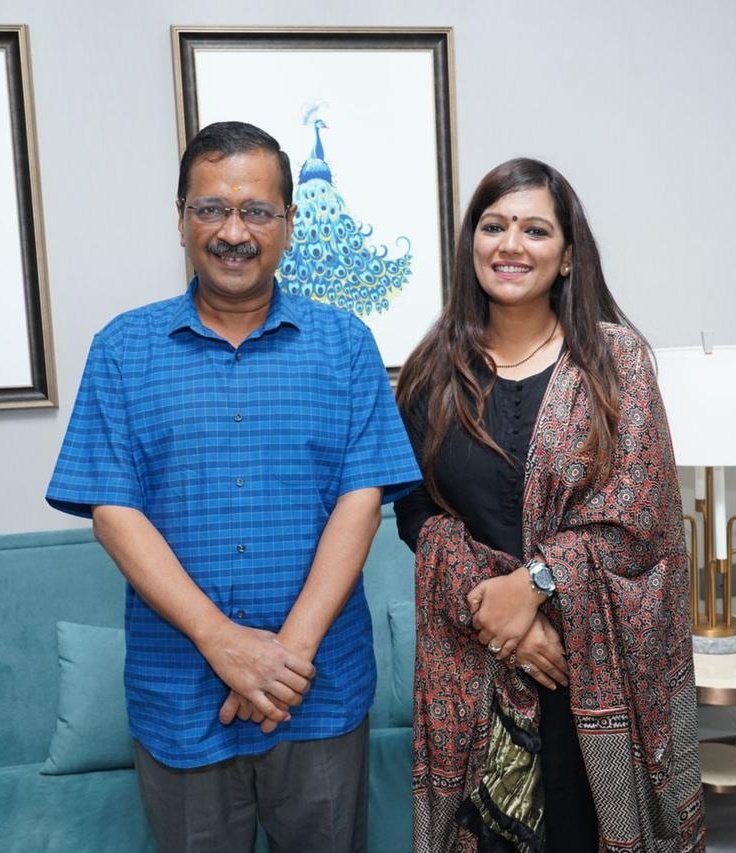 GauriDesaiAAP's tweet photo. दिल्ली के सफल मुख्यमंत्री श्री @ArvindKejriwal से होटल ताज में शिष्टाचार भेंट की और गुजरात में महिलाओं पेहो रहे अत्याचारों के साथ-साथ उनके अधिकारों पर भी चर्चा की।
महिला संगठन द्वारा केजरीवालजी को विश्वाश दिया है,कि आने वाले चुनाव में महिला संगठन बहुत बडी भागीदारी देंगी। https://t.co/maXvlgE41O