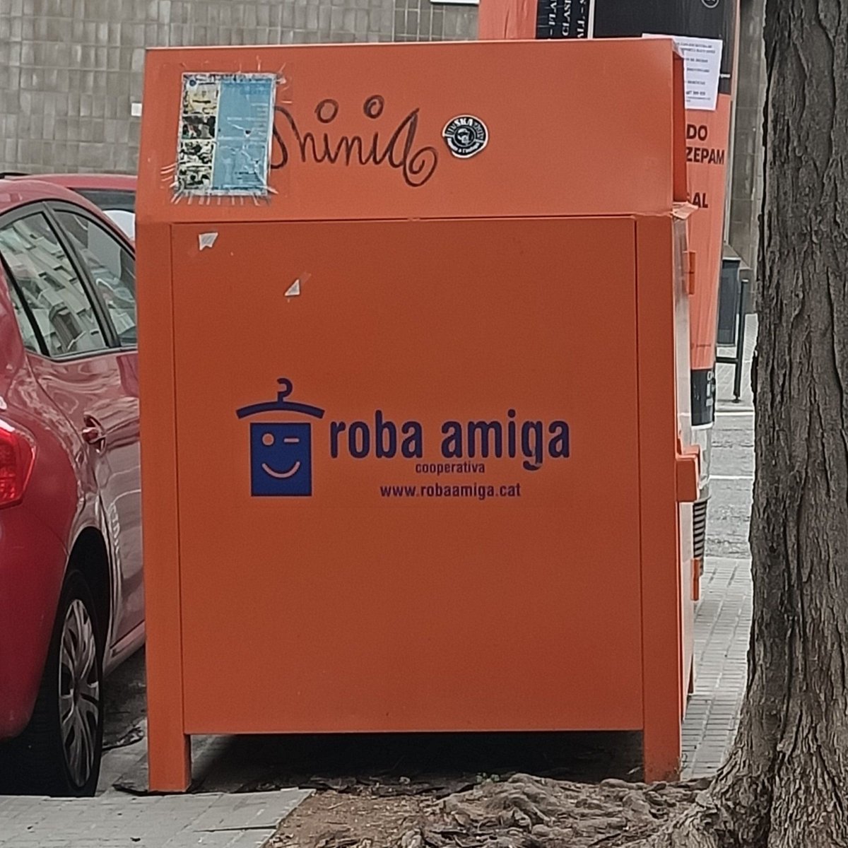 MundoTolay's tweet photo. ¿Eso es catalán o le falta una coma? 🤔 ¿O ambas? 🧐 ¿Y por qué guiña el ojo? 🤨🫢 #DudasLingüísticas #AmiguesEnsRoben #ContenedorNaranja https://t.co/4h38kOYlPY