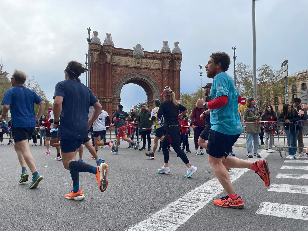 Barcelona cobra vida para la eDreams Mitja Marató Barcelona. Un día perfecto para correr, un circuito rápido y monumental, con una animación que empuja a los corredores a volar🙌

#eDreamsMitjaBCN22
#TimeToBeTheFirst