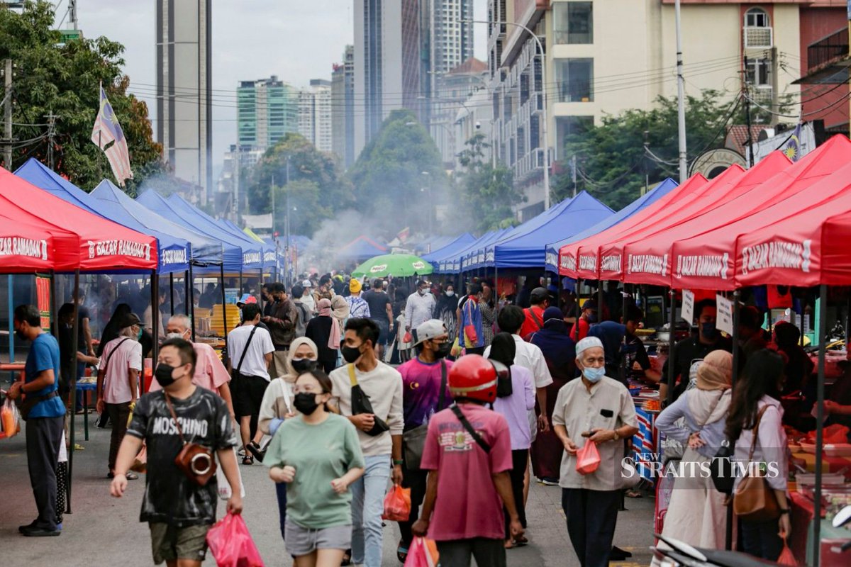 NST_Online's tweet photo. #NSTvisuals Bazaar Ramadan Jalan Raja Alang in the heart of Kuala Lumpur seeing a lot of foot traffic on the first day of #Ramadan2022 

NSTP 📸 Aizuddin Saad https://t.co/vQzSerqHho