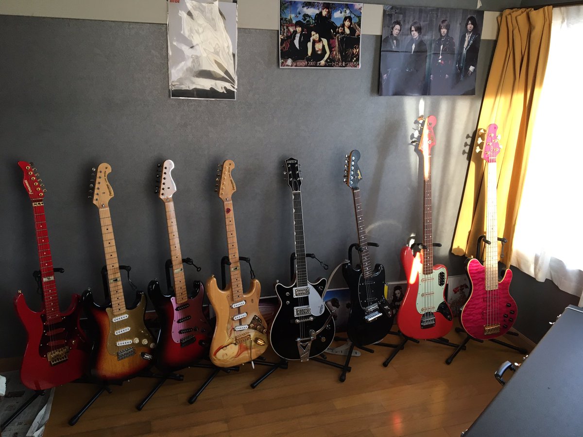 GRANDCROSSTOUR's tweet photo. #LArcenCiel #FERNANDES #ESP #Fender #GRETSCH #ギター #ベース #hyde #ken #tetsuya #yukihiro L'Arcは31周年ですが、今年の6月で自分がL'Arc〜en〜Cielを好きになって丁度20年目になります。改めて楽器達を写真に撮りました。バンドスコアも並べてみました。メンバー本人に、弾いてもらいたいです。 https://t.co/oSaEtNLwqh