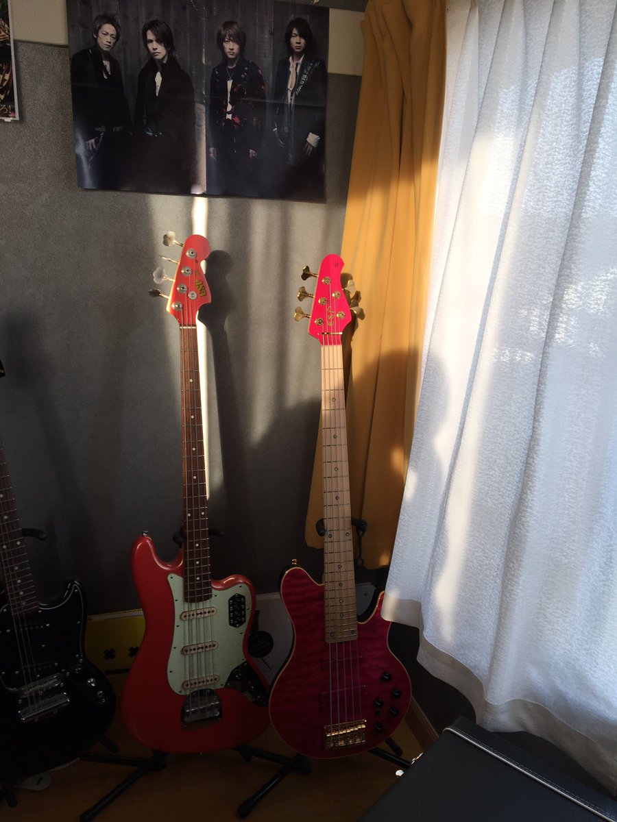 GRANDCROSSTOUR's tweet photo. #LArcenCiel #FERNANDES #ESP #Fender #GRETSCH #ギター #ベース #hyde #ken #tetsuya #yukihiro L'Arcは31周年ですが、今年の6月で自分がL'Arc〜en〜Cielを好きになって丁度20年目になります。改めて楽器達を写真に撮りました。バンドスコアも並べてみました。メンバー本人に、弾いてもらいたいです。 https://t.co/oSaEtNLwqh
