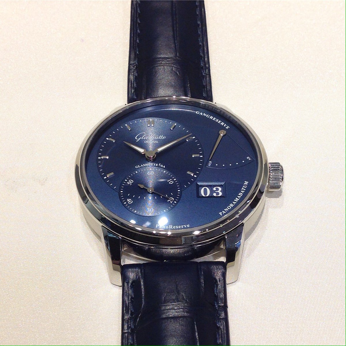 GLASHÜTTE ORIGINAL
PANORESERVE
文字盤にパワーリーブ表示とパノラマ・デイトが配置されています。パノラマ・デイトは、1と10の位の間の間仕切りをなくす事によってすっきりとした印象を与えます。このパノラマ・デイトは1997年に発表し、特許を取得しています。#グラスヒュッテオリジナル #貴人館