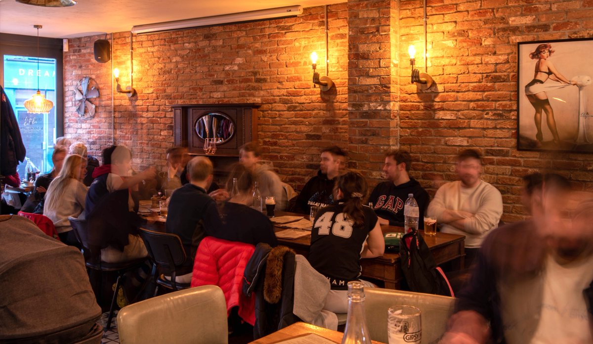 TheFaberFox's tweet photo. Smart as a fox? 🦊 Grab your gang and join us for the Sunday quiz! Have your favourite Sunday Roast and put your knowledge to the test. 
Every Sunday from 8pm, book now: https://t.co/MtMXKqDp6r https://t.co/zouKJEnC6e