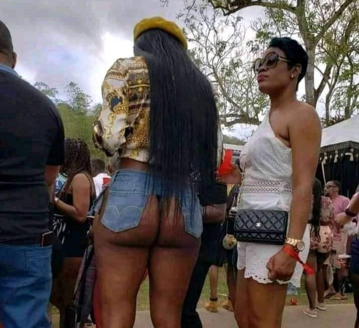 HabariDigital_'s tweet photo. Wataalam wa Fashion et hili Vazi Linaitwaje,.?👇🤔🤔 https://t.co/DdHhWcF68q
