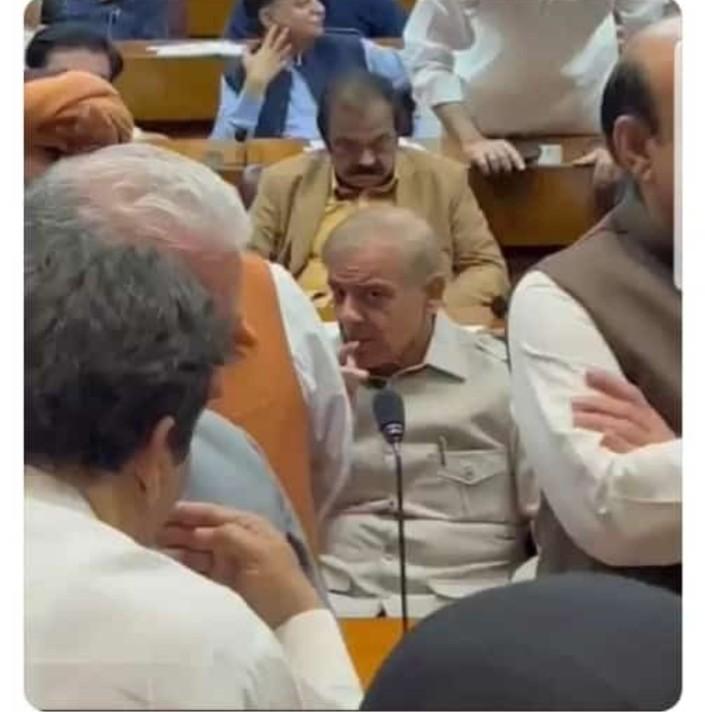 I_Am_Insaanee's tweet photo. shahbaz shareef be like  
mulk baich k jo pesy liyee thy kahin wapis na krnay pr jaaye🤣
#surprise #ShahbazSharif #SupremeCourt https://t.co/viRirDfBst