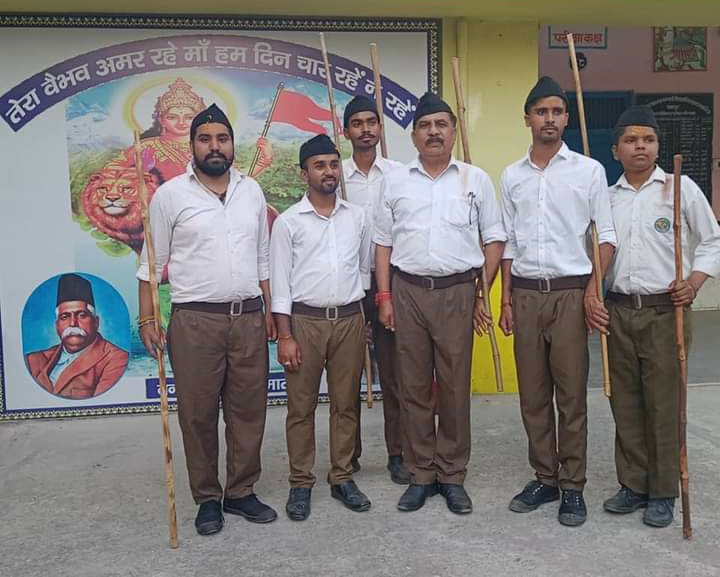 DrIndraDevSingh's tweet photo. तेरा वैभव अमर रहे मां , हम दिन चार रहे ना रहे । इस भाव के साथ विद्या मन्दिर धामपुर से संघ का पथ संचलन प्रारम्भ हो कर वापिस विद्या मंदिर पर ही पहुंचा, जहां श्री महेन्द्र जी माननीय क्षेत्रीय प्रचारक जी का संबोध��� और संघ प्रार्थना के साथ कार्यक्रम का समापन हुआ।
@RSSorg https://t.co/RkPWu810GU