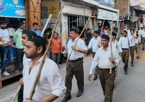 DrIndraDevSingh's tweet photo. तेरा वैभव अमर रहे मां , हम दिन चार रहे ना रहे । इस भाव के साथ विद्या मन्दिर धामपुर से संघ का पथ संचलन प्रारम्भ हो कर वापिस विद्या मंदिर पर ही पहुंचा, जहां श्री महेन्द्र जी माननीय क्षेत्रीय प्रचारक जी का संबोध��� और संघ प्रार्थना के साथ कार्यक्रम का समापन हुआ।
@RSSorg https://t.co/RkPWu810GU