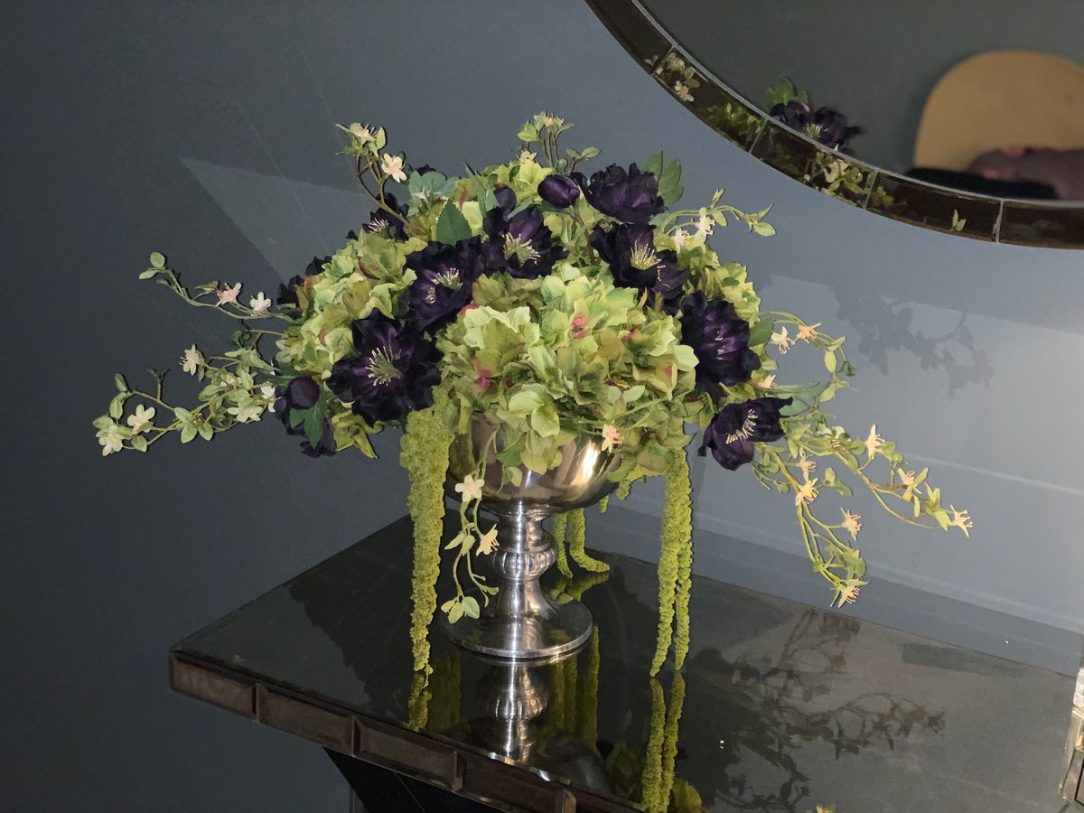 Without knowing before seeing it, you'd never be able to tell that an arrangement like this was created entirely out of artificial flowers and foliage, would you? The colours and stems just look so lifelike #lifelikeartificialflowers #artificialflowerarrangement #lifelikeflowers