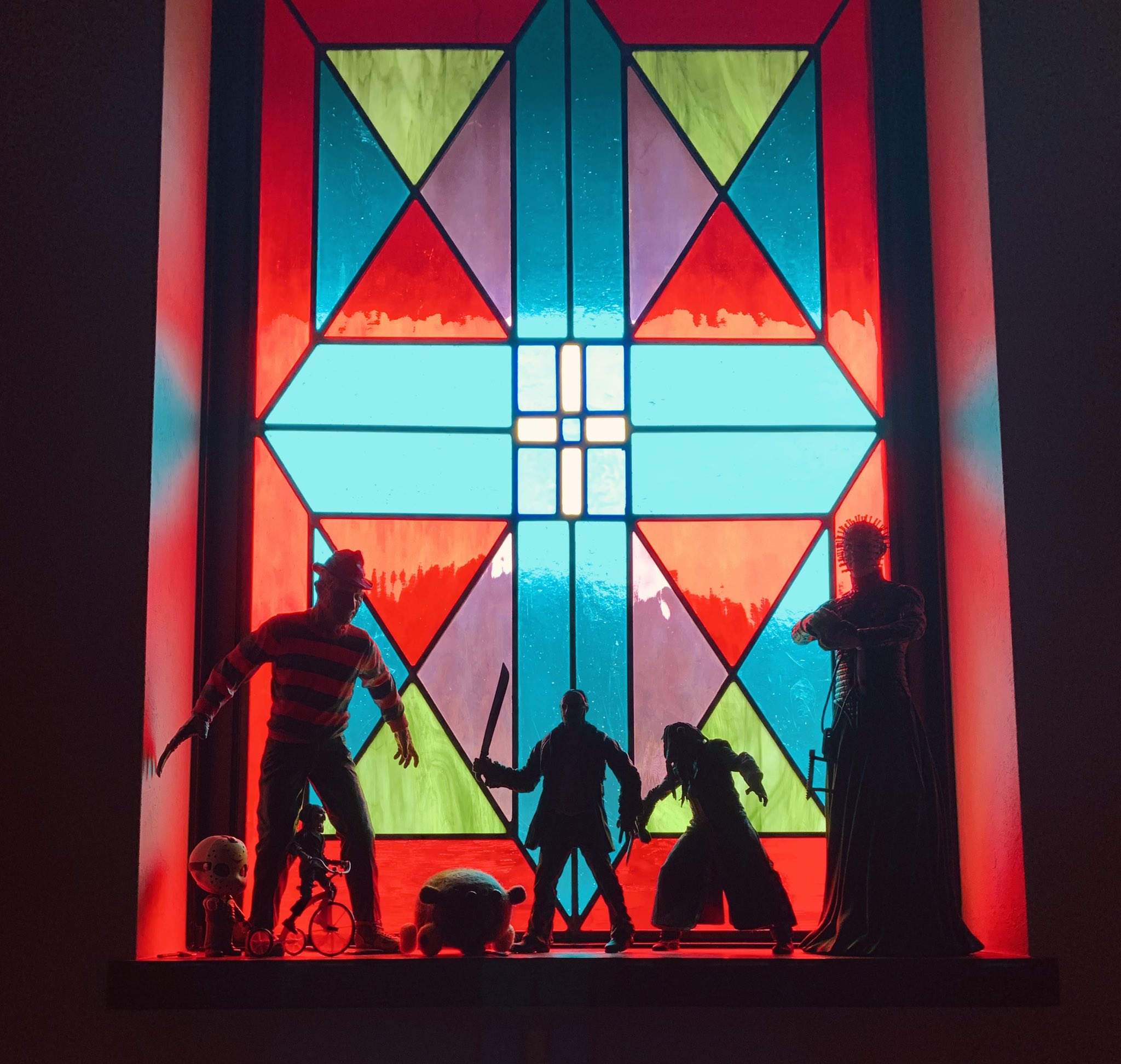 綾辻行人 ふと見ると ステンドグラスを背に並ぶ影の中にひとつ 怪しいものが交じっている T Co Fhxo8xgasb Twitter