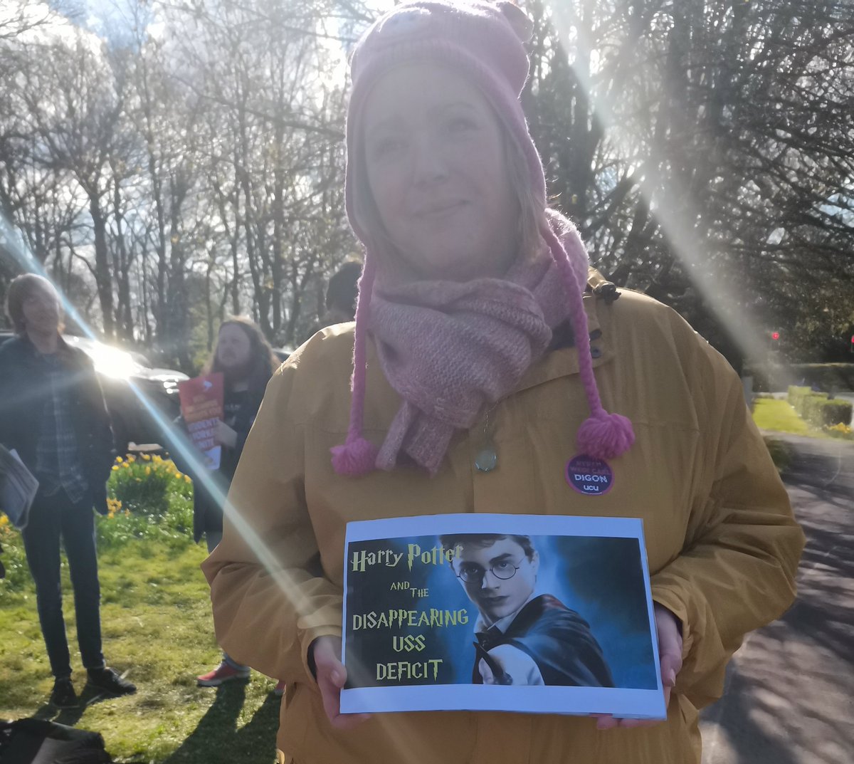 Another beautiful placard from cake connoisseur Claire who's kindly kept everyone fuelled with delicious treats on the picket✊

#OneOfUsAllOfUs #FourFights #ussmess #fightinequality #fightprecarity #fairworkload #fairworkingconditions #fairpay #highereducation #universities @ucu