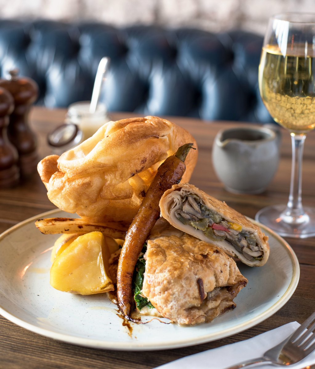 theartfulduke's tweet photo. Fancy a Sunday Roast, but wanna go for something lighter? Grab yourself the Vegan Wellington! Roasted seasonal veg coated in a nice and flaky pastry, served with our homemade vegan gravy 😋🥕🥔🍽️ https://t.co/0eJt8wsny1