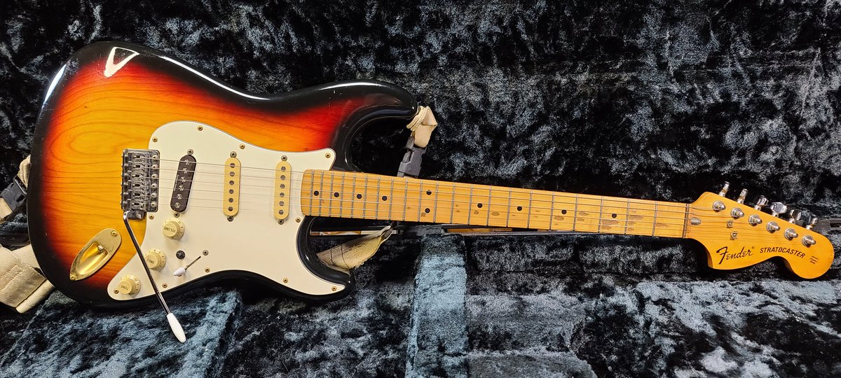 kissy_web's tweet photo. マイギターコレクション
Fenderjapan
CST-50M E-Serial
#my_guiter_collection
#fenderstratocaster
#fenderjapan
#ESerial
#japan_vintage
#mij
#guitar
#guiterist
#ギターコレクター
#ギターマニア
#改造ギター https://t.co/A0oV5iyvUe