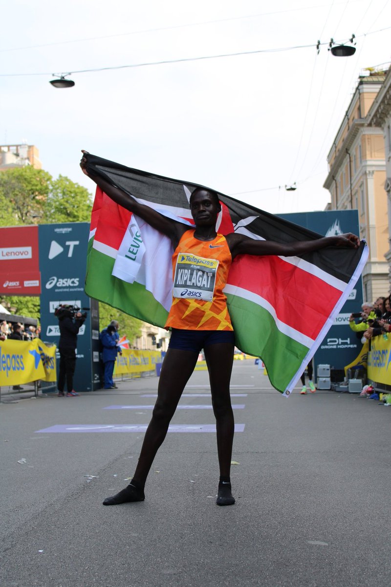milanomarathon's tweet photo. Vivian Kiplagat is the queen of 2022 Milano Marathon! 2h20.17! PB for her.

📸: @Mazzucchelli92 

@telepass 

#MilanoMarathon https://t.co/Q0npIq3c43