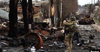 eduard_bit's tweet photo. 🚸 Маленький городок под Киевом Буча это украинская Сребреница. Это место массовых убийств мирных украинских граждан, которые были убиты, некоторые после пыток, выстрелами в голову, как при казни. https://t.co/yhCm3d6a0o