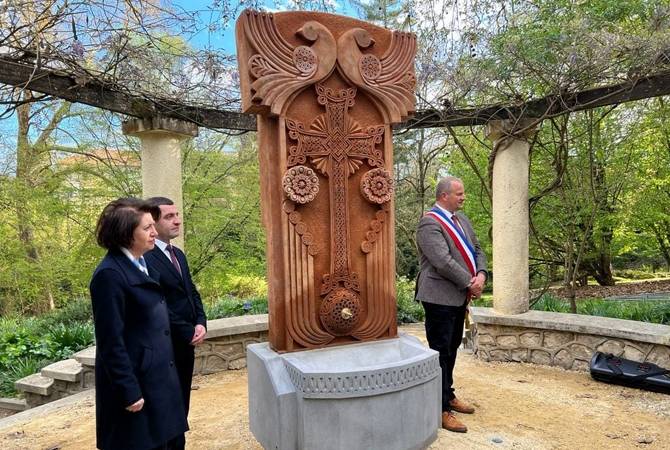 armenews_NAM's tweet photo. Un khachkar a été installé à Mont-de-Marsan samedi 2 avril lors du Festival Yeraz de la quinzaine arménienne https://t.co/p6X7i24A6Z https://t.co/Qu74xigXFg