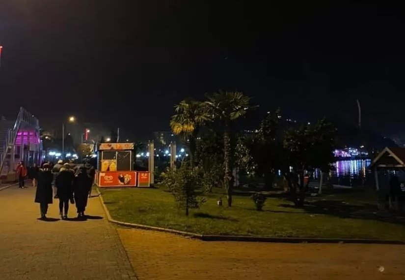 zonguldak's tweet photo. Teravih çıkışı dondurma yiyerek sahilde yürüyüş yapmak bize iyi gelecek yaralarımızı saracak... https://t.co/yiSw7ClIa4