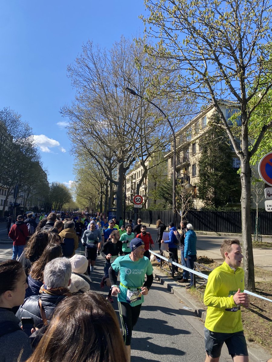 JuliaApostle's tweet photo. Nice day for a Paris #marathon  - lots of #goodvibes at km 35 https://t.co/OmzidCscX2