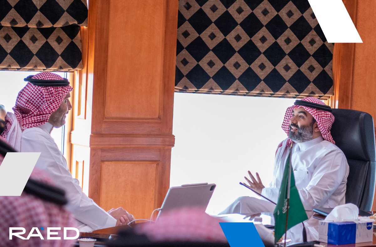حديث بين معالي وزير الاتصالات وتقنية المعلومات وعمر المجدوعي الشريك المؤسس لرائد فنتشرز