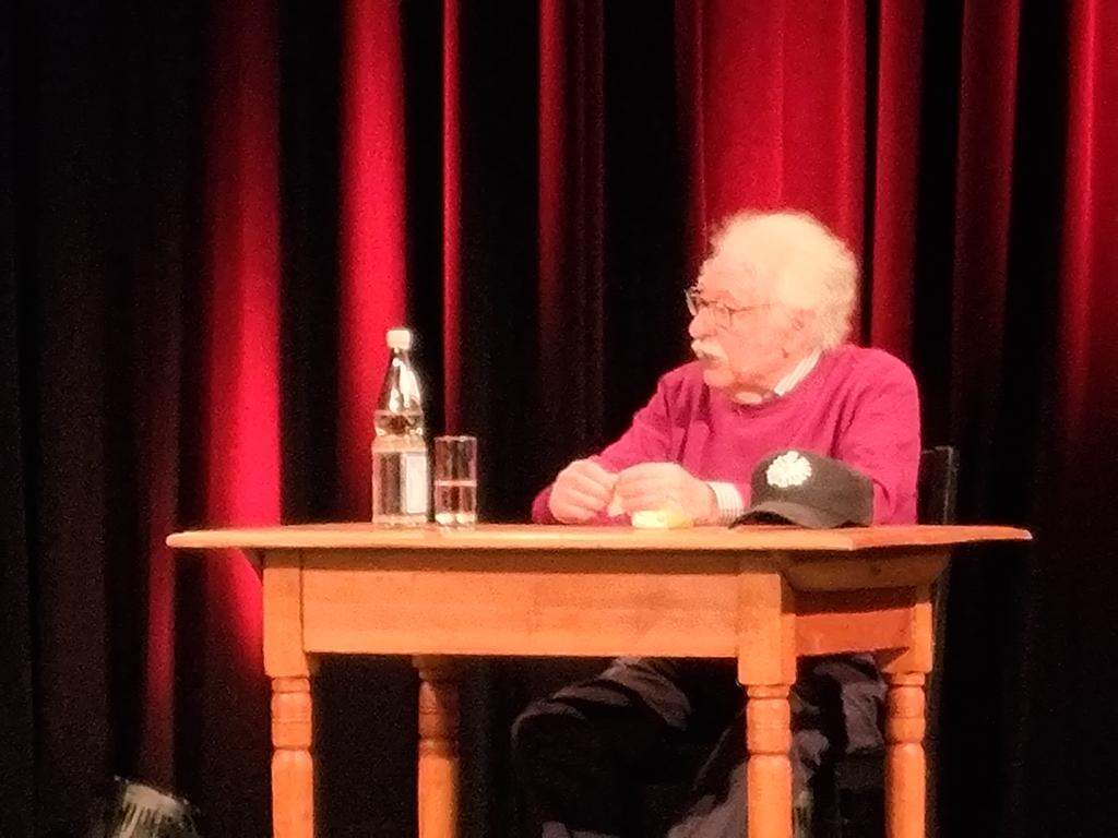 VVNBdAFfm's tweet photo. "Ich habe überlebt" - Zeitzeugengespräch mit Helmut "Sonny" Sonneberg, Ehrenmitglied bei @Eintracht Frankfurt im "Neuen Theater" #FFM- #Höchst.
Als Kind erlebte er Ausgrenzung &amp; Gewalt bis hin zur Deportation ins KZ Theresienstadt.
@EF_Museum
#NieWiederFaschismus
#NieWiederKrieg https://t.co/1QyrGZDEGV