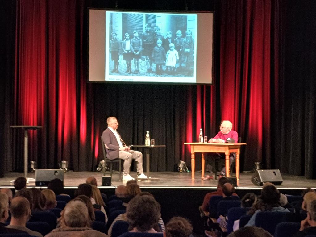 VVNBdAFfm's tweet photo. "Ich habe überlebt" - Zeitzeugengespräch mit Helmut "Sonny" Sonneberg, Ehrenmitglied bei @Eintracht Frankfurt im "Neuen Theater" #FFM- #Höchst.
Als Kind erlebte er Ausgrenzung &amp; Gewalt bis hin zur Deportation ins KZ Theresienstadt.
@EF_Museum
#NieWiederFaschismus
#NieWiederKrieg https://t.co/1QyrGZDEGV