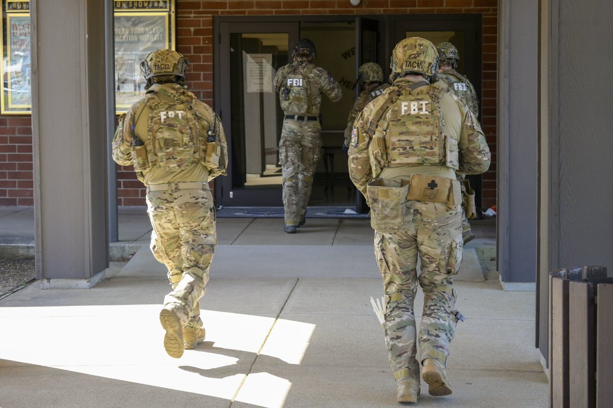 tacticalporn's tweet image. 🇺🇸FBI SWAT Team members during an emergency response exercise at Little Rock Air Force Base, Arkansas, March 17, 2022.

#FBI #SWAT #TacticalUnit #MassCasualty