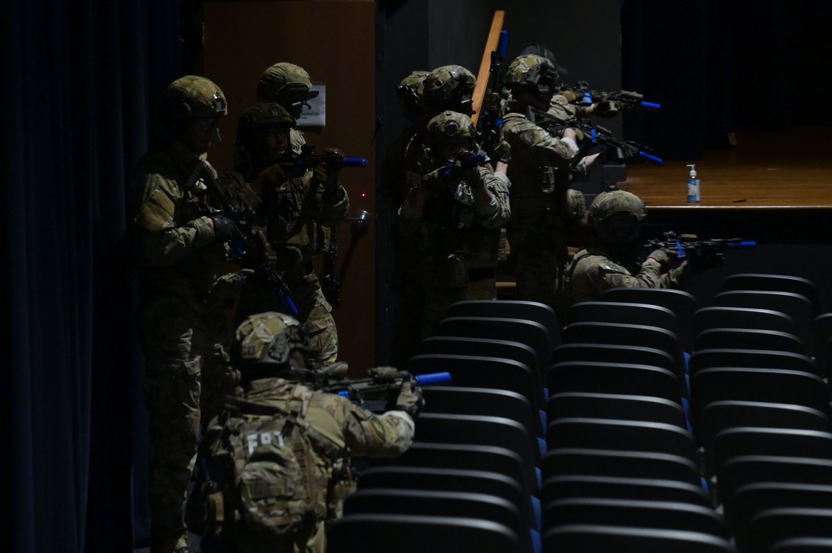 🇺🇸FBI SWAT Team members during an emergency response exercise at Little Rock Air Force Base, Arkansas, March 17, 2022.

#FBI #SWAT #TacticalUnit #MassCasualty