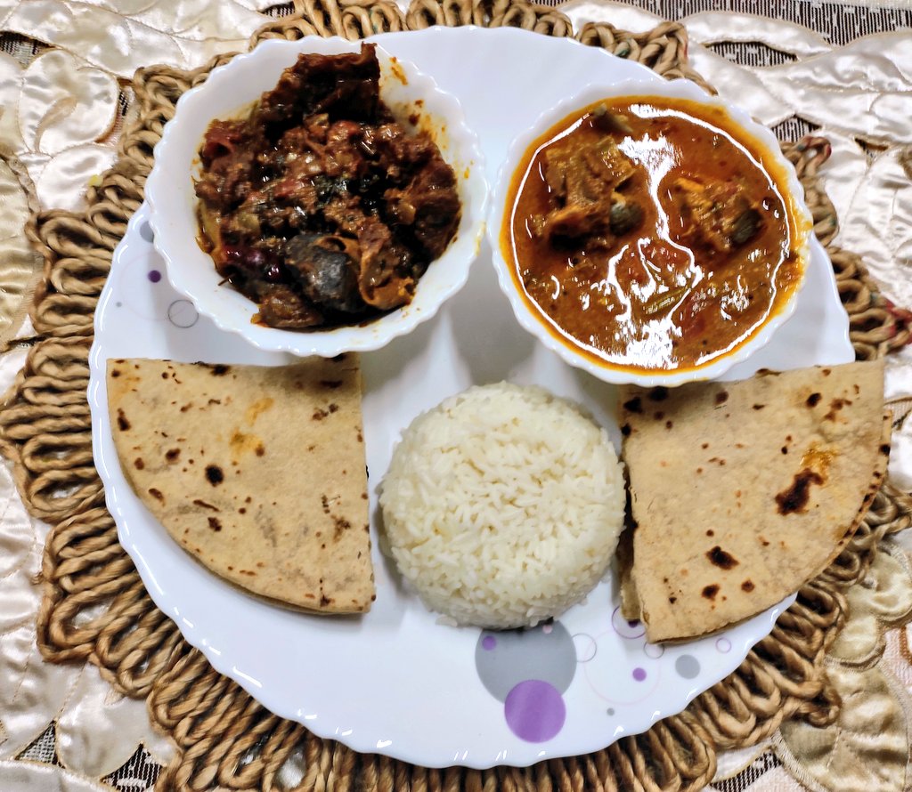 SolitaryReaper_'s tweet photo. எலும்பு குழம்பு + மட்டன் வறுவல் + சுக்கா ரொட்டி + சோறு..
#Yakshikitchen
#notmyplate
#ஞாயிறுபோற்றுதும் https://t.co/m6JZxP2Gr6