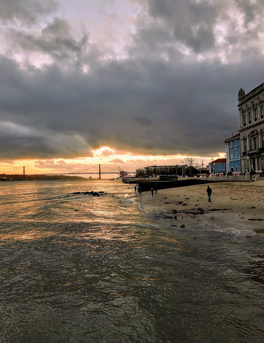 patriciamadeira's tweet photo. Sunset in Lisbon ☀️☀️☀️⛅
#sunset #lisbon #commercesquare #tagusriver
@RoarLoudTravel @SonjaSwissLife @MadHattersNYC @_sundaysunsets_ #SundaySunsets https://t.co/1EdoWudk5t