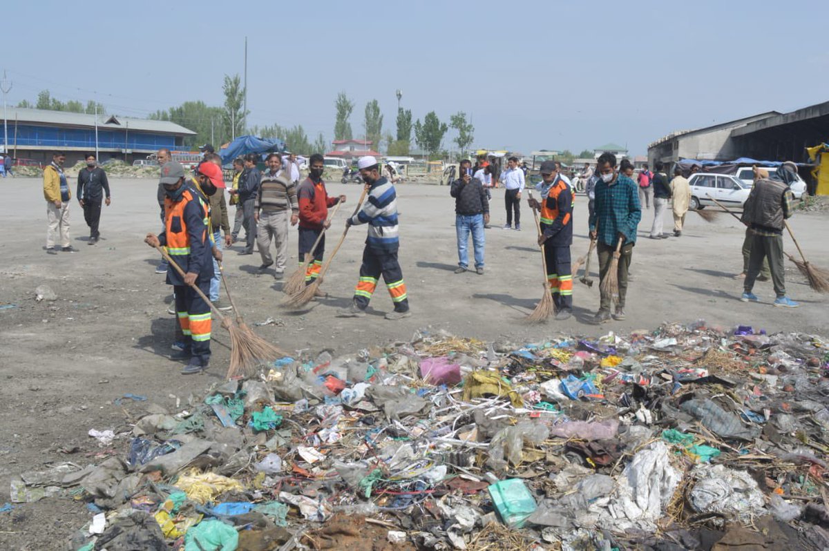 Srinagar Municipal Corporation (@smc_srinagar) on Twitter photo Today’s #SundaysForSrinagar sanitation drive at Pokhribal Amda Kadal and Old Bus Stand Batamaloo. #Together #CleanSrinagar <a href="/SwachhBharatGov/">Swachh Bharat Urban</a> <a href="/SwachSurvekshan/">Swachh Survekshan</a> Today’s #SundaysForSrinagar sanitation drive at Pokhribal Amda Kadal and Old Bus Stand Batamaloo. #Together #CleanSrinagar <a href="/SwachhBharatGov/">Swachh Bharat Urban</a> <a href="/SwachSurvekshan/">Swachh Survekshan</a>