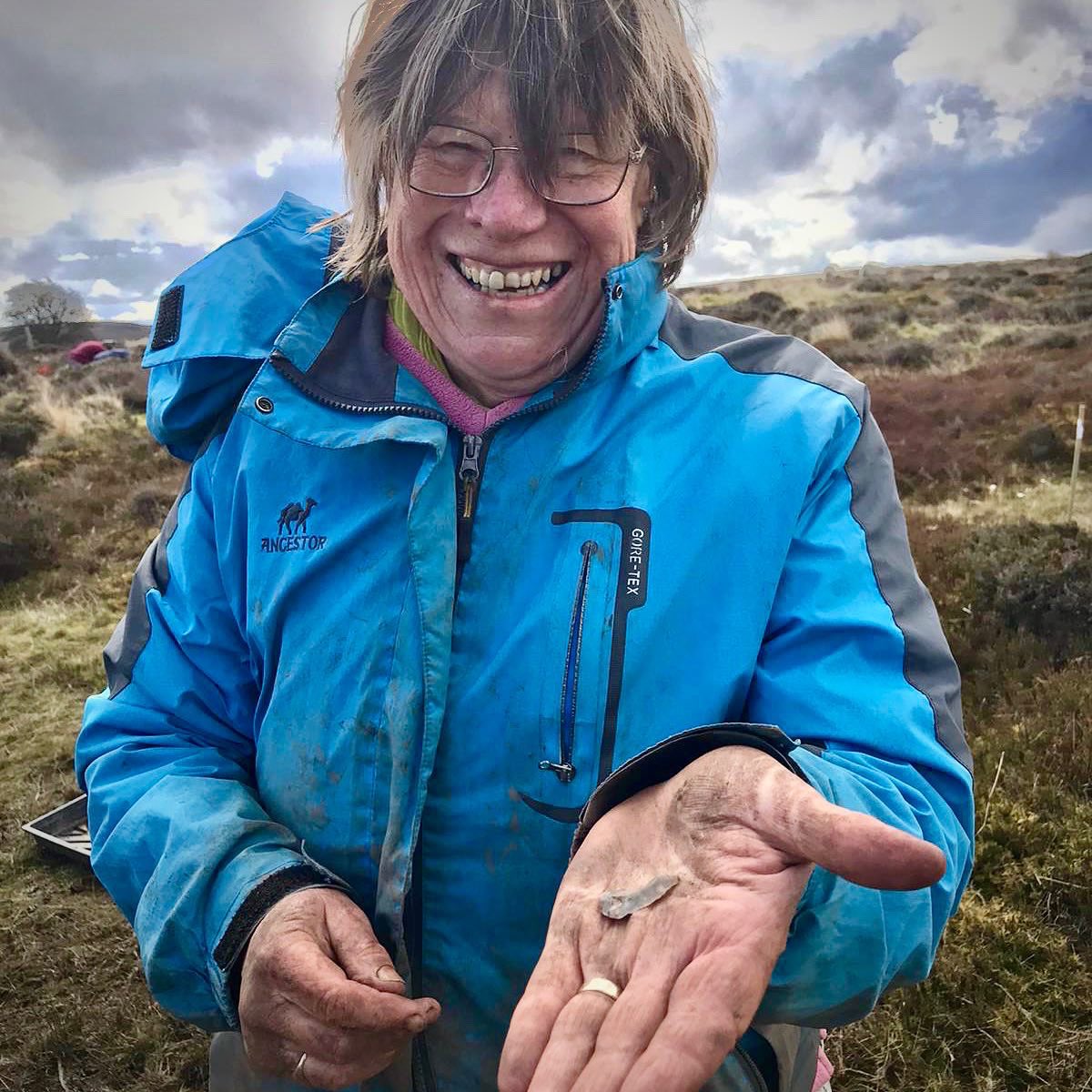TheDigVenturers's tweet photo. Jan has found another clue to the age of our prehistoric village on the @northyorkmoors: a flint blade!

#MooDig https://t.co/sZFTviSp0b
